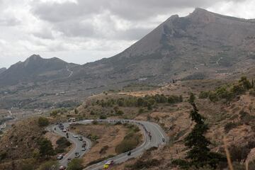 El pelotón durante la octava etapa entre las localidades de Dénia y Xorret de Catí.