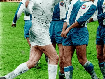 In 1968, Real Madrid's José Luis Peinado was sent off for this infamous punch on Espanyol's Julián Riera.