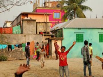 Los niños juegan al criquet en los suburbios de Dhaka durante la ICC World Twenty20 Bangladesh 2014