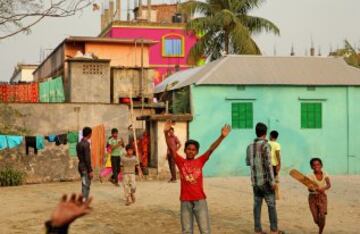 Los niños juegan al criquet en los suburbios de Dhaka durante la ICC World Twenty20 Bangladesh 2014