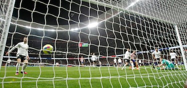 2-0. Paradón de Mamardashvili a Marcos Llorente, el rechace le cae a Yannick Carrasco que hace la pared con Rodrigo de Paul, se interna en el área y define al palo largo de la portería del guardameta del Valencia.