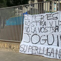 Primeras pancartas contra la Superliga en el Camp Nou