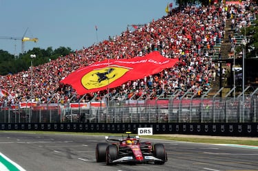 Tras 18 años en la F1, Lewis Hamilton llegó a Ímola de rojo por primera vez se sintió local.