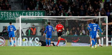 2-1. Álvaro Rodríguez recorta a Raúl Asencio en la frontal del área para soltar un zurdazo y mandar el balón a la red de la portería de Thibaut Courtois.
