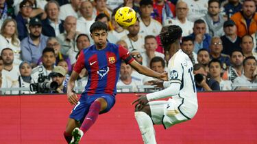 MADRID, 21/04/2024.- El delantero español del FC Barcelona Lamine Yamal (i) disputa un balón con el defensa francés del Real Madrid Eduardo Camavinga (d) durante el partido de la jornada 32 de LaLiga EA Sports entre Real Madrid y FC Barcelona, este domingo en el estadio Santiago Bernabéu de Madrid. EFE/ Juanjo Martín