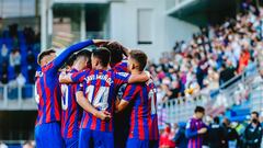 Los jugadores del Eibar celebran el tercer gol conseguido frente al Sporting.