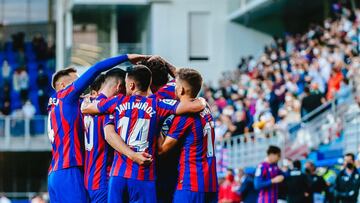 Los jugadores del Eibar celebran el tercer gol conseguido frente al Sporting.
