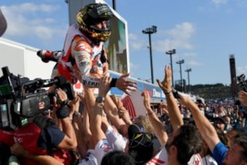 El piloto catalán ganó su quinto mundial (tercero de MotoGP) tras ganar la carrera del Gran Premio de Japón. En la imagen, Márquez celebra el mundial con su equipo. 