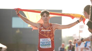 Paul McGrath con la bandera española tras vencer en los 20 kilómetros marcha.