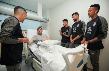 Los jugadores del Oporto con Iker Casillas.