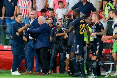 El entrenador del Girona, Michel, trata de hablar con los jugadores del Real Madrid, Rudiger y Kroos. 