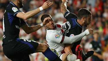 De Tomás lucha con De Paul y Mario Hermoso.