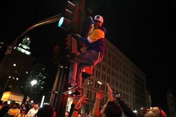 Un aficionado subido a una farola.