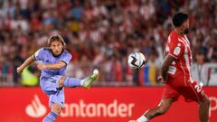 Luka Modric remata a portería durante el segundo tiempo del partido que el Madrid jugó el domingo en el Power Horse de Almería.