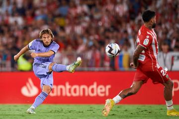 Luka Modric remata a portería durante el segundo tiempo del partido que el Madrid jugó el domingo en el Power Horse de Almería