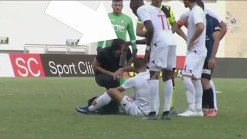 Con su compañero lesionado al lado, se pone a jugar al reto viral que dio la vuelta al mundo