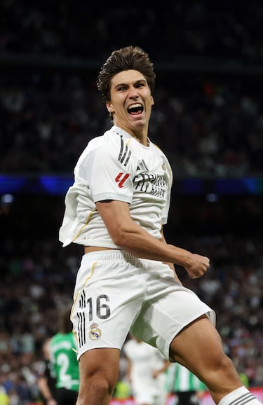 El jugador del Real Madrid, Gonzalo García, celebra el 2-0 al Real Betis. 