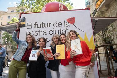 La vicepresidenta segunda y ministra de Trabajo, Yolanda Díaz (c), la presidenta del grupo parlamentario dels Comuns, Jéssica Albiach (i) y la coordinadora Nacional de Catalunya en Comú, Candela López (2d), la diputada delegada de Salud Pública de la Diputación Provincial de Barcelona, Gemma Tarafa (2i) y la coordinadora general de Sumar, Lara Hernández (d) recorren la Fira de Llibres de Barcelona.