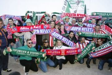 Hermanamiento entre seguidores del Elche y del Atlético antes del partido.