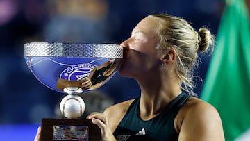 Diana Shnaider celebra con el trofeo su éxito en el Monterrey Open.