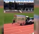 El más rápido del planeta vs un coche en marcha: ¡ahora se entiende mejor su oro en 100m.!