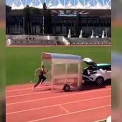 El más rápido del planeta vs un coche en marcha: ¡ahora se entiende mejor su oro en 100m.!