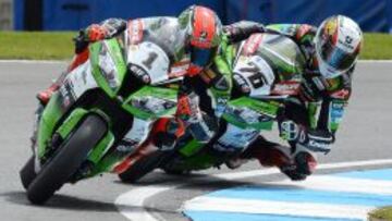 Tom Sykes por delante de su compa&ntilde;ero Loris Baz.