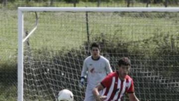 <b>BAJO EL MISMO PATRÓN. </b>El Bilbao Athletic ha disputado dos encuentros con el 4-3-3, el último de ellos ante el Logroñés, en el que se ve al central Albizua.