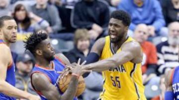 Roy Hibbert y JaKarr Sampson pelean por el bal&oacute;n.