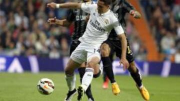 Chicharito, en una acción del partido ante el Málaga.