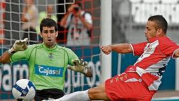 <b>LLEGADA. </b>Albert Crusat remata con su pierna izquierda ante Riesgo.