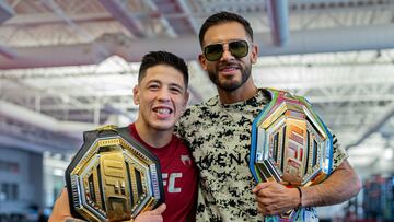 Brandon Moreno y Yair Rodríguez con sus cinturones antes del UFC 290.