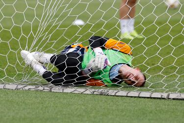 Andriy Lunin se duele tras recibir un golpe durante el entrenamiento.