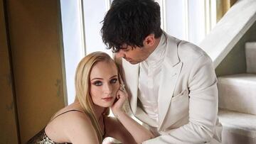 Sophie Turner y Joe Jonas en un posado en una escalera.