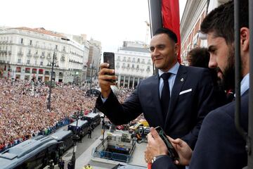 Los jugadores del Real Madrid, Isco y Keylor Navas en el balcón de la Comunidad de Madrid 