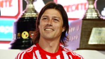 Mat&iacute;as Almeyda en su presentaci&oacute;n con Chivas