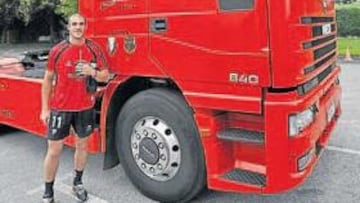<b>ORGULLOSO. </b>Pandiani posa al lado de su espectacular camión rojo.