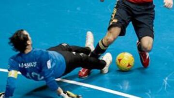 <b>DURO. </b>Kike recibe una fuerte entrada del portero libio, Alsharif.