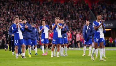 Los jugadores del Atlético de Madrid saludan a los aficionados tras finalizar el partido.
