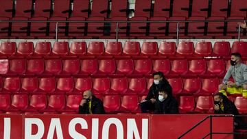 Eduardo Coudet sigue sentado en la grada junto a sus ayudantes y a los suplentes el partido contra el Sevilla en el Sánchez Pizjuán.