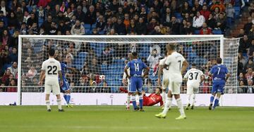 El jugador del Melilla Yacine Qasmi marca de penalti el 5-1.