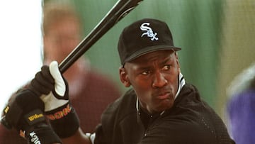 Durante su primer retiro de la NBA, Michael Jordan jugó béisbol con los Birmingham Barons, equipo de ligas menores de los Chicago White Sox.