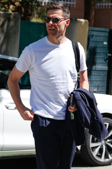 El nuevo entrenador del Real Madrid, Xabi Alonso, llega a su casa en Madrid. 