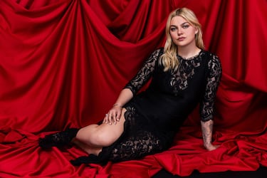 Reconocida cantante y actriz francesa que interpreta una balada emotiva dedicada a su madre fallecida.