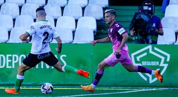 Mantilla, del Racing, y Álex Gallar, del Málaga.