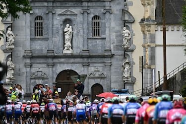 El pelotón pasa por el Santuario de Notre-Dame de Bétharram en la localidad de Lestelle-Bétharram.