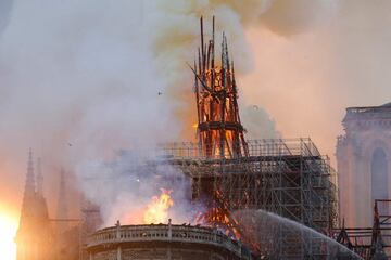 Devastador incendio de la catedral de Notre Dame, uno de los monumentos m¨¢s emblem¨¢ticos de Par¨ªs.