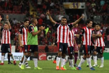 Las Chivas bailaron durante gran parte del encuentro al Atlas y lograron una victoria apenas suficiente pese al dominio abrumador en el primer tiempo; el 1-2 a favor del Rebaño tuvo las firmas de Orbelín Pineda y Ángel Zaldívar, mientras que Barragán hizo ‘el de la honra’ para los rojinegros. Al término del partido pasó de todo: las Chivas se burlaron de su rival en redes sociales y 93 personas fueron detenidas en los alrededores del estadio. El resultado situó a las Chivas en el cuatro lugar del torneo, mientras que el Atlas los ve de lejos, desde el casillero 11.