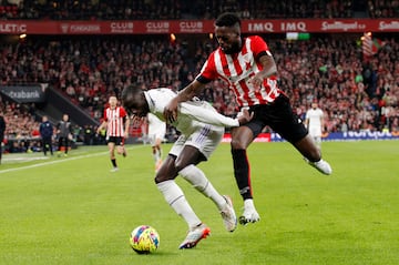 Iñaki Williams presiona al defensa del Real Madrid, Ferland Mendy