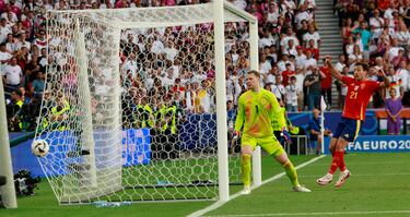Dani Olmo, MVP del partido, recibe al borde del área y la pone de manera magistral para la cabeza del jugador internacional de la Real Sociedad que anota el segundo. Imposible para Manuel Neuer.